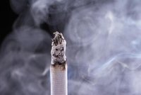 Condenada por dejar fumar a su hijo de 3 años