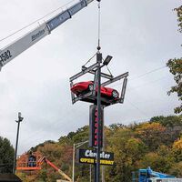 Hace 28 años un concesionario se gastó un pastón en subir un Dodge Viper a un poste de anuncios. Ahora está destrozado, y se va a gastar decenas de miles de dólares en restaurarlo para volver a subirlo