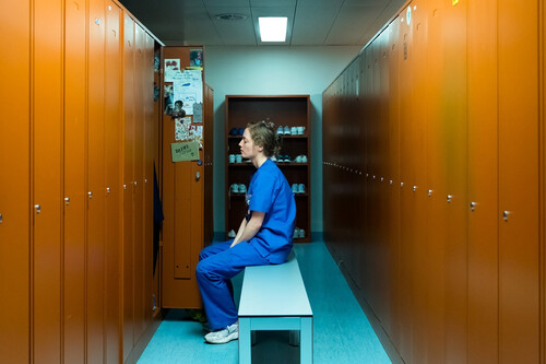 Si una nueva temporada de ‘The Pitt’ se te queda corta, ‘Turno de guardia’ es el complemento perfecto. Drama sanitario con alma de thriller y empatía radical 