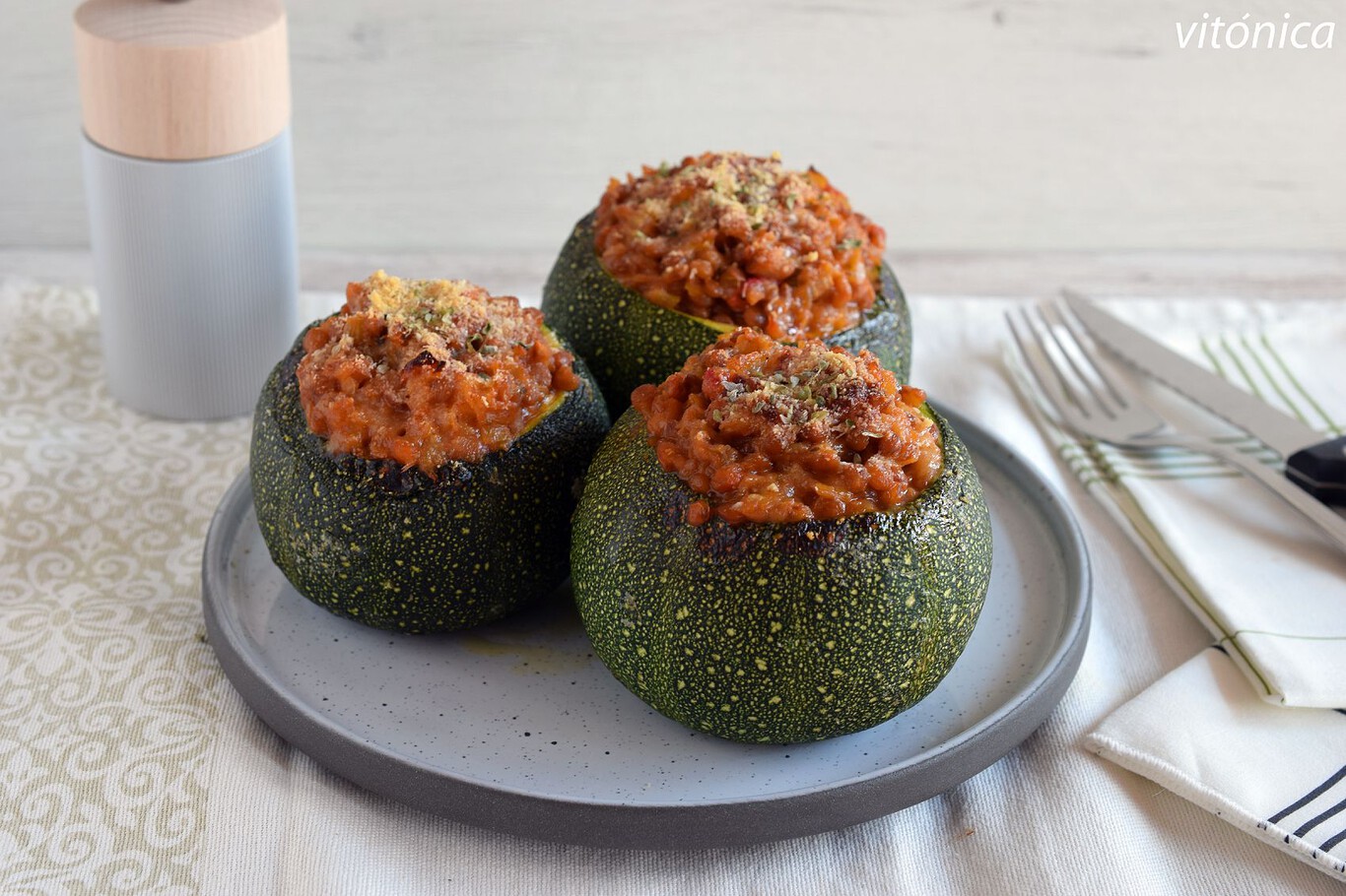 Calabacines redondos rellenos de lentejas: receta saludable vegetariana para no comer legumbres siempre de la misma manera