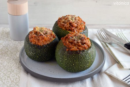 Calabacines redondos rellenos de lentejas: receta saludable vegetariana para no comer legumbres siempre de la misma manera