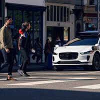 Un estudio asegura que los coches autónomos son más seguros "en general", excepto cuando tienen que girar, o cuando anochece, o cuando amanece...