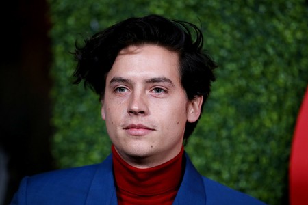 Cole Sprouse adopta un colorido giro a su look de los años setenta para los GQ Men Of The Year