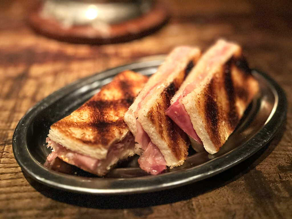 El verano es la mejor época del año para hacer en casa el bikini más famoso de Madrid: estas son las pistas del sándwich de Los 33