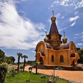 Hay una urbanización de lujo en Alicante con un precioso edificio que casi nadie conoce: el primer templo ortodoxo de España 