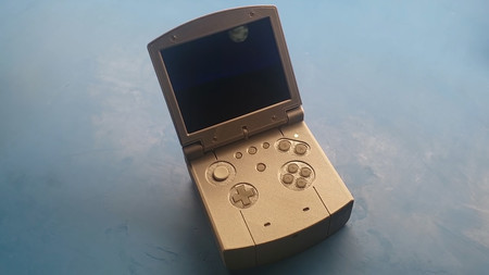 Convierten la clásica Nintendo 64 en una consola portátil al estilo de Game Boy Advance SP y luce increíblemente bien
