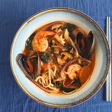 Jjampong, receta casera de la sopa coreana picante con fideos y marisco 