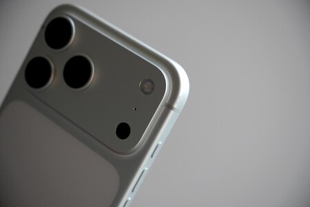 Meu iPhone 17 Pro com um pequeno amassado no alumínio, mas o resto da carcaça intacto