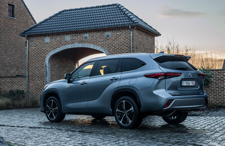 El nuevo Toyota Highlander desembarca en España: un SUV híbrido con espacio para siete ocupantes, desde 59.000 euros