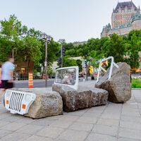 Estos vehículos de piedra esparcidos por las calles de Canadá no se pueden conducir, pero tienen un potente mensaje