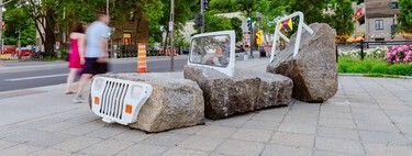 Estos vehículos de piedra esparcidos por las calles de Canadá no se pueden conducir, pero tienen un potente mensaje