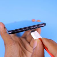 Acabou a energia elétrica? 4 maneiras de carregar o celular mesmo quando a luz caiu