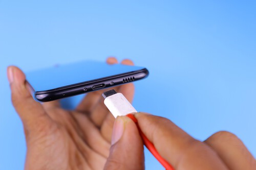 carregar celular sem energia dicas. Imagem: Xataka