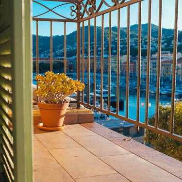 Gracias a esta mesa plegable que no ocupa espacio podremos desayunar, cenar o tomar el aperitivo a la fresca cómodamente