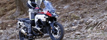 Probamos la BMW R 1300 GS Adventure: la bestia que devora kilómetros dentro y fuera de la carretera es más exagerada que nunca