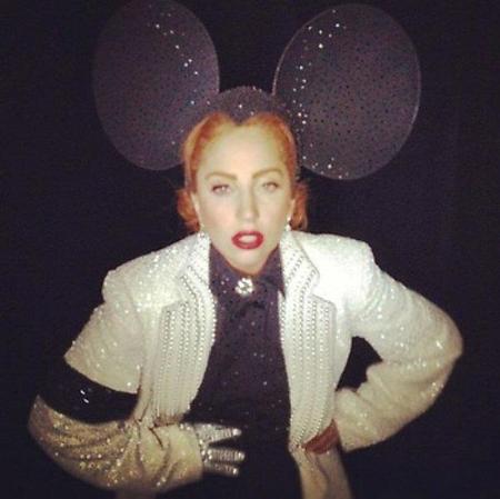 Lady Gaga se fuma un porro en pleno concierto #BobMarleyTambiénLoHaría