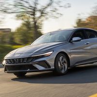 El Hyundai Elantra híbrido estrena una versión más barata en México: quiere ser la alternativa a Prius y Corolla Hybrid