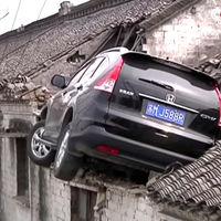 El WTF? del día es este Honda CR-V chocando contra el techo de una casa 