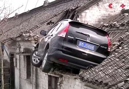 El WTF? del día es este Honda CR-V chocando contra el techo de una casa