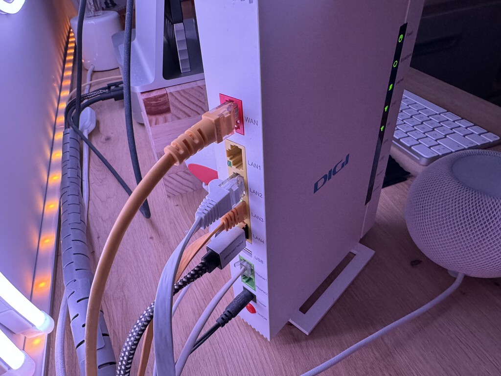 Tengo un router cargado de conexiones traseras. Esto es lo que significan los LED de colores