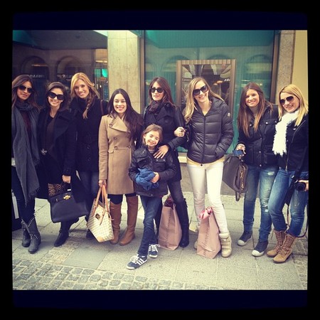Mientras ellos se preparaban, las WAGs del Real Madrid se iban de farra