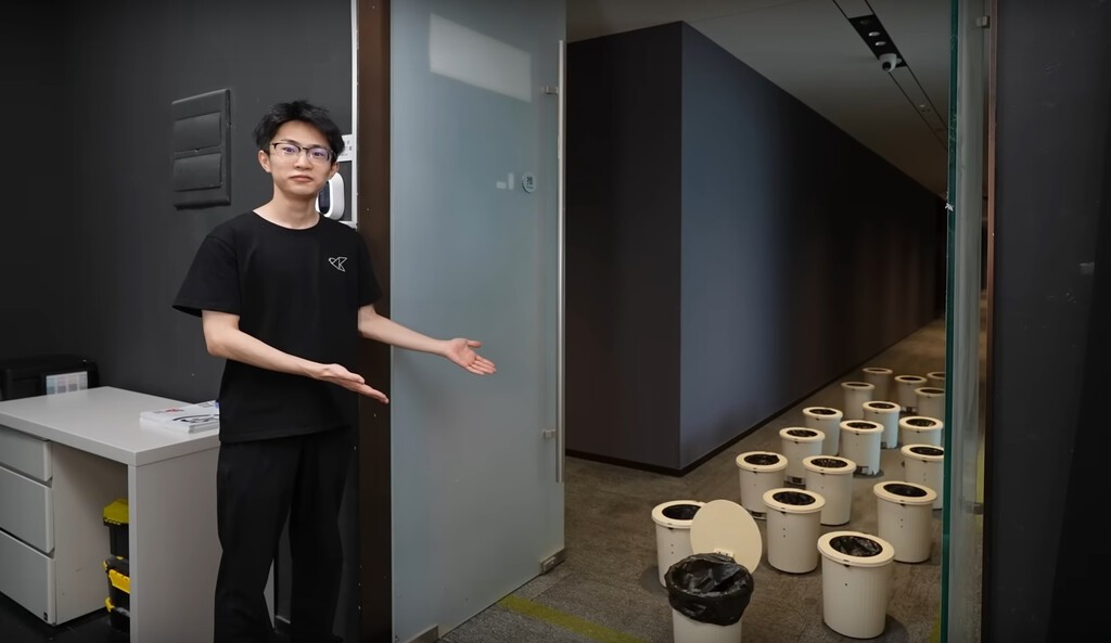 Estos cubos de basura inteligentes son geniales. Se mueven para recoger los objetos que tires y además se vacían automáticamente
