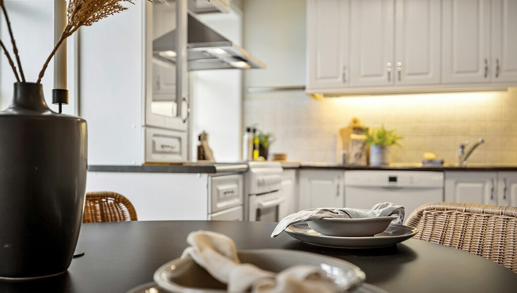 Parece de Ikea, pero este conjunto de comedor es de Jysk y perfecto para cocinas pequeñas o diáfanas