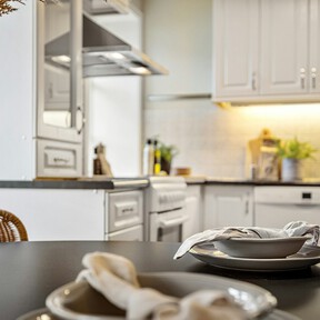 Parece de Ikea, pero este conjunto de comedor es de Jysk y perfecto para cocinas pequeñas o diáfanas 