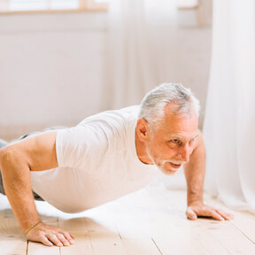 Las instructoras de Pilates coinciden: "A partir de los 60, el mejor ejercicio para fortalecer el core, incluyendo la espalda y los abdominales, es la plancha" 