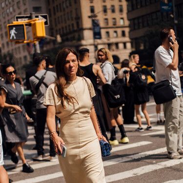 El vestido de lino fresquito de Adolfo Domínguez ahora rebajado: lo podemos llevar día y noche durante el verano 