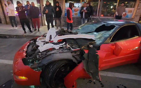 Un Honda Pilot acaba sobre un Corvette tras intentar aparcar en paralelo