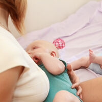 Lactancia mixta en gemelos: cómo organizarse para alimentar a dos bebés