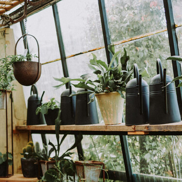 Así es como tus garrafas de agua pueden convertirse en una bonita torre de macetas