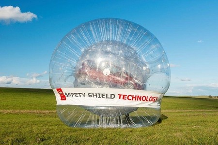 Y ahora, un Nissan Note que rueda colina abajo haciendo 'zorbing'