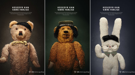 Peluches tan peligrosos como Hitler, Gaddafi y Kim Jong-un en una campaña contra el asma infantil