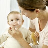 Cómo cuidar la piel atópica de bebés y niños y 21 cremas hidratantes para tratarla