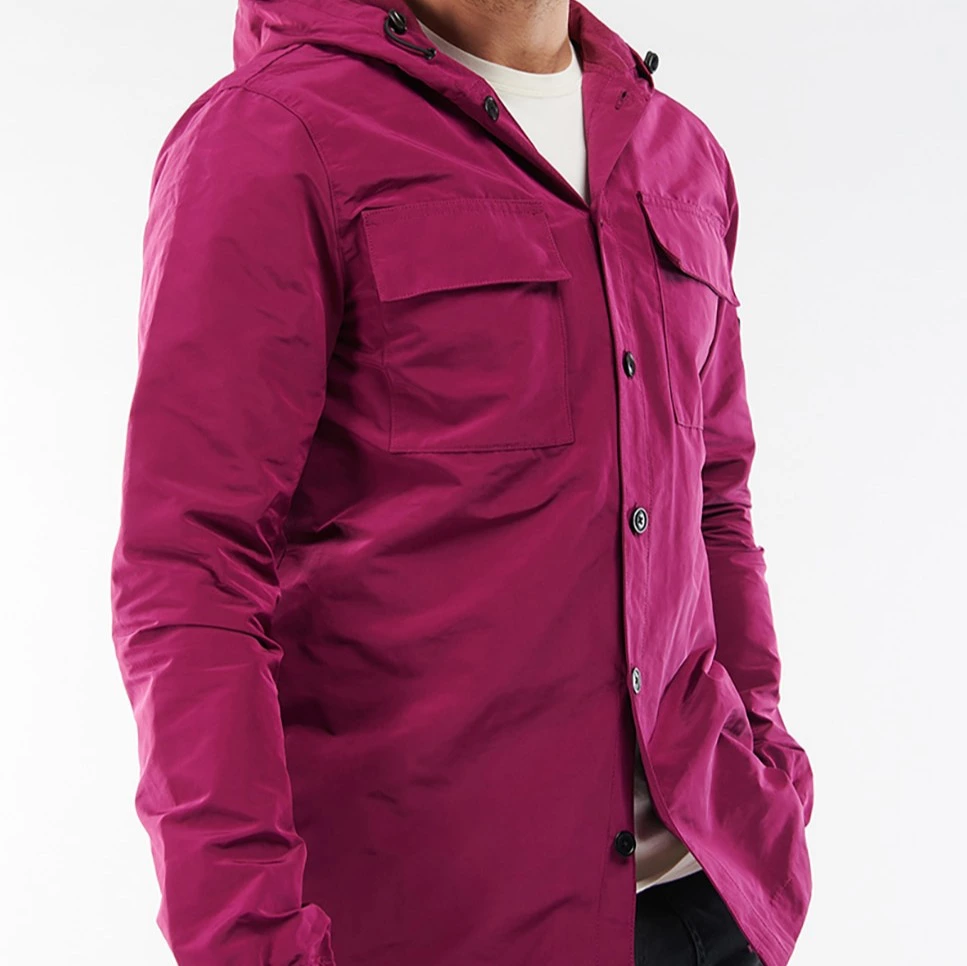 Chaqueta de hombre con capucha en magenta
