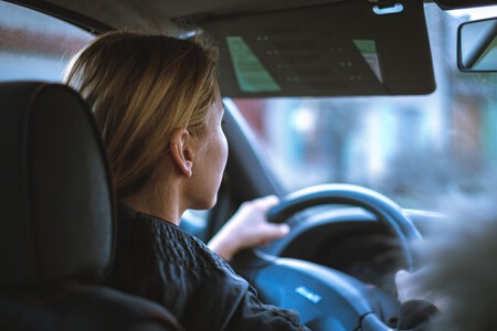 Conductora circulando en un coche
