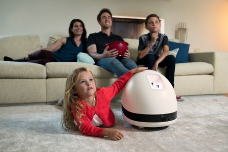 ¿Será este robot-proyector multimedia la siguiente revolución del hogar inteligente? Desde luego apunta buenas maneras