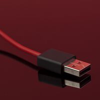Este accesorio de seis euros es un escudo antihackers: así puedes proteger tu móvil del 'choicejacking' en sitios públicos