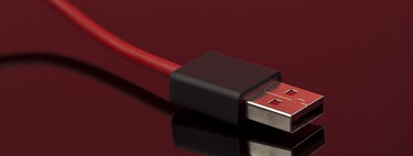 Este accesorio de seis euros es un escudo antihackers: así puedes proteger tu móvil del 'choicejacking' en sitios públicos