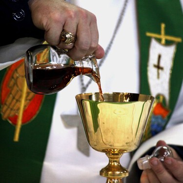 La gente estaba tomando tanto vino de misa en los bares de Kenia, que la Iglesia ha tenido que tomar una drástica decisión