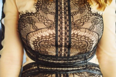 Duelo de trapitos: un vestido arriesgado en dos tonos distintos