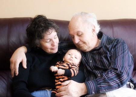 Las familias con pocos recursos dependen más de los abuelos
