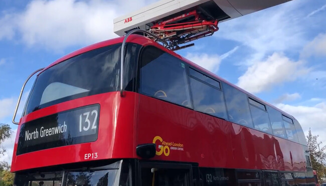 Autobús eléctrico recarga con pantógrafo invertido en Londres