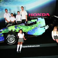 Hace casi 20 años Honda quiso "agitar conciencias" pintando su coche de F1 con la bola del mundo. Acabó quebrando en un año