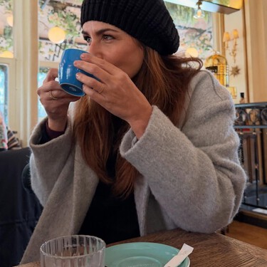 Nuria Roca tiene las New Balance 'color tiramisú' que son un básico del armario de invierno: van con todo y son extra cómodas