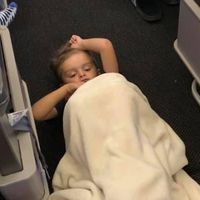 Un niño con autismo sufre una crisis en pleno vuelo y todos le apoyan: un bonito ejemplo que todos deberíamos seguir