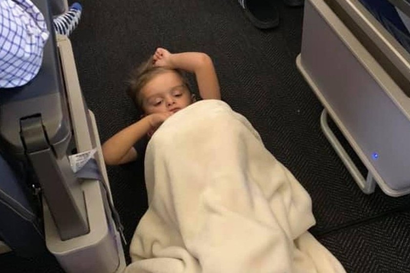 Un niño con autismo sufre una crisis en pleno vuelo y todos le apoyan: un bonito ejemplo que todos deberíamos seguir