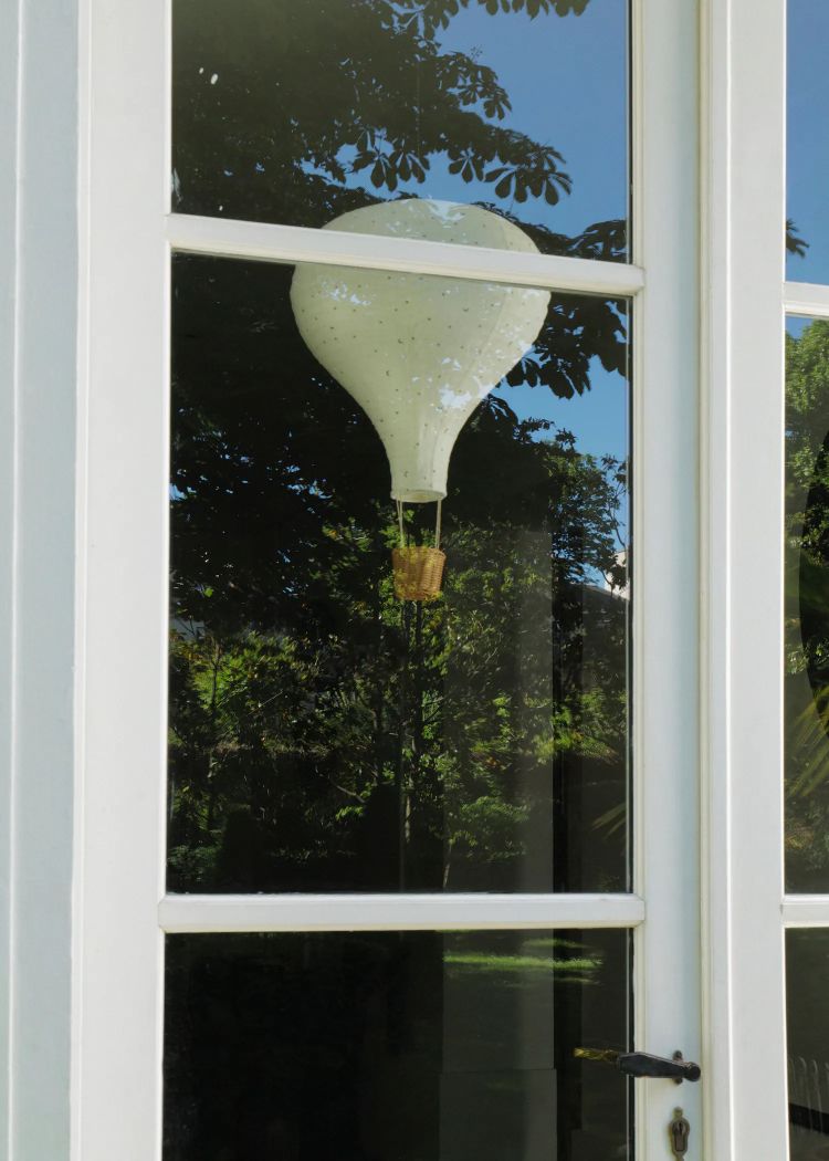 Pantalla de lámpara con forma de globo de tela y detalle de ratán